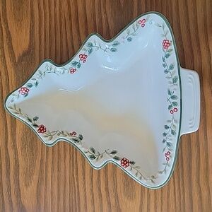 PFALTZGRAFF Winterberry 12" Christmas Tree Shaped Holiday Serving Bowl